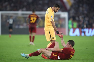 Roma, İtalya 23.10.10.2022: Rui pedro Patricio (AS ROMA) İtalya 'nın başkenti Roma' da bulunan Olimpiyat Stadyumu 'nda AS Roma - Napoli Calcio maçında Andrea Beloit' in sakatlanmasına yardım etti..