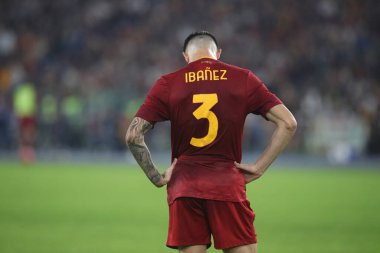 Roma, İtalya 23.10.10.2022: İtalya 'nın başkenti Roma' daki Olimpiyat Stadyumu 'nda AS Romanlar ve Napoli Calcio arasında oynanan İtalya Futbol Şampiyonası Serie A 2022-2023 maçının ardından Roger Ibanez (AS ROMA) hayal kırıklığına uğradı..