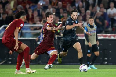 Roma, İtalya 23.10.2022: Nicolo Zaniolo (AS ROMA), Khvicha Kvaratskhella (Napoli) İtalyan futbol şampiyonası Serie A 2022-2023 sezonunda, AS Romanlar Napoli Calcio 'ya karşı Roma Olimpiyat Stadyumu' nda oynanan karşılaşma..