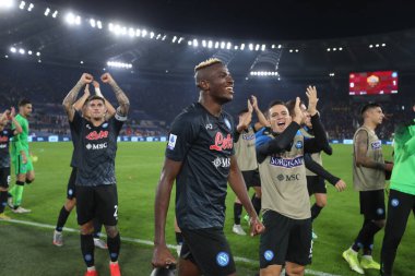 Roma, İtalya 23.10.2022: Victor Osihmen (Napoli) İtalya 'nın başkenti Roma' daki Olimpiyat Stadyumu 'nda AS Romanlar ve Napoli Calcio arasındaki 2022-2023 sezonunun galibiyetini kutladı..