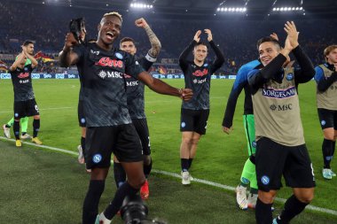 Roma, İtalya 23.10.2022: Victor Osihmen (Napoli) İtalya 'nın başkenti Roma' daki Olimpiyat Stadyumu 'nda AS Romanlar ve Napoli Calcio arasındaki 2022-2023 sezonunun galibiyetini kutladı..