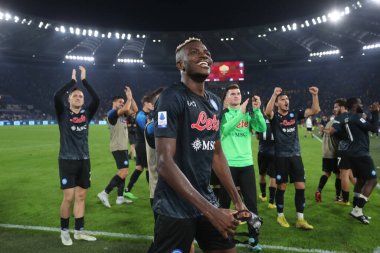 Roma, İtalya 23.10.2022: Victor Osihmen (Napoli) İtalya 'nın başkenti Roma' daki Olimpiyat Stadyumu 'nda AS Romanlar ve Napoli Calcio arasındaki 2022-2023 sezonunun galibiyetini kutladı..