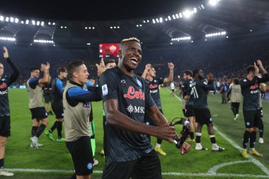 Roma, İtalya 23.10.2022: Victor Osihmen (Napoli) İtalya 'nın başkenti Roma' daki Olimpiyat Stadyumu 'nda AS Romanlar ve Napoli Calcio arasındaki 2022-2023 sezonunun galibiyetini kutladı..