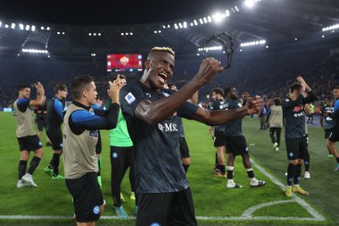 Roma, İtalya 23.10.2022: Victor Osihmen (Napoli) İtalya 'nın başkenti Roma' daki Olimpiyat Stadyumu 'nda AS Romanlar ve Napoli Calcio arasındaki 2022-2023 sezonunun galibiyetini kutladı..