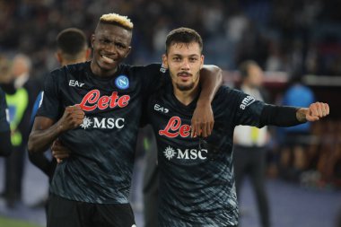 Roma, İtalya 23.10.2022: Victor Osihmen (Napoli) İtalya 'nın başkenti Roma' daki Olimpiyat Stadyumu 'nda AS Romanlar ve Napoli Calcio arasındaki 2022-2023 sezonunun galibiyetini kutladı..