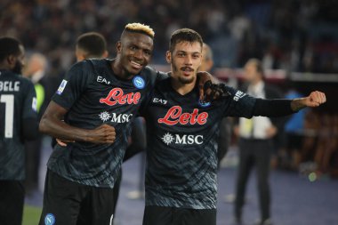 Roma, İtalya 23.10.2022: Victor Osihmen (Napoli) İtalya 'nın başkenti Roma' daki Olimpiyat Stadyumu 'nda AS Romanlar ve Napoli Calcio arasındaki 2022-2023 sezonunun galibiyetini kutladı..