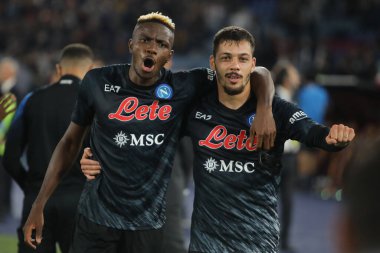 Roma, İtalya 23.10.2022: Victor Osihmen (Napoli) İtalya 'nın başkenti Roma' daki Olimpiyat Stadyumu 'nda AS Romanlar ve Napoli Calcio arasındaki 2022-2023 sezonunun galibiyetini kutladı..