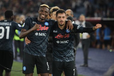 Roma, İtalya 23.10.2022: Victor Osihmen (Napoli) İtalya 'nın başkenti Roma' daki Olimpiyat Stadyumu 'nda AS Romanlar ve Napoli Calcio arasındaki 2022-2023 sezonunun galibiyetini kutladı..