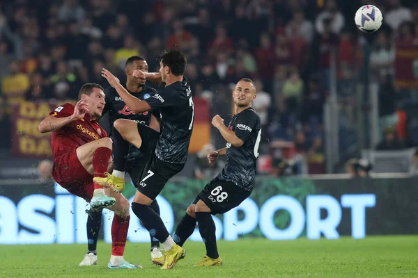 Roma, İtalya 23.10.2022: Andrea Belotti, Eljif Elmas (Napoli), Stanislav Lobotka (Napoli) İtalyan futbol şampiyonası Serie A 2022-2023, İtalya 'nın başkenti Roma' daki Olimpiyat Stadyumu 'nda AS Romanlar ve Napoli Calcio arasında oynanan karşılaşma..