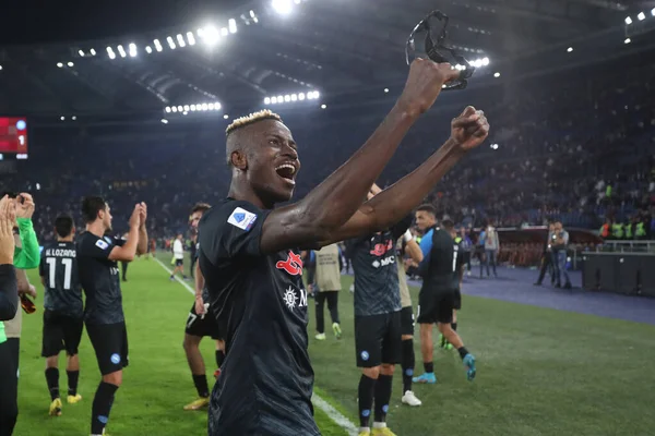 Roma, İtalya 23.10.2022: Victor Osihmen (Napoli) İtalya 'nın başkenti Roma' daki Olimpiyat Stadyumu 'nda AS Romanlar ve Napoli Calcio arasındaki 2022-2023 sezonunun galibiyetini kutladı..