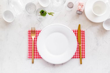 Çanak çömlek seti - Tabaklar ve bardaklarla akşam yemeği için sofra