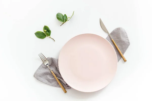 Leeres Geschirr mit Tischdecke von oben. Teller mit Gabel und Messer auf Serviette — Stockfoto