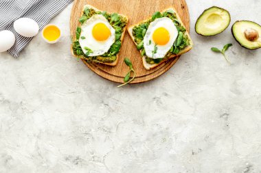 Yumurtalı, avokado kremalı ve ıspanaklı sandviç.