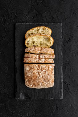 Kesme tahtasında taze kesilmiş ekmek dilimi, üst görünüm