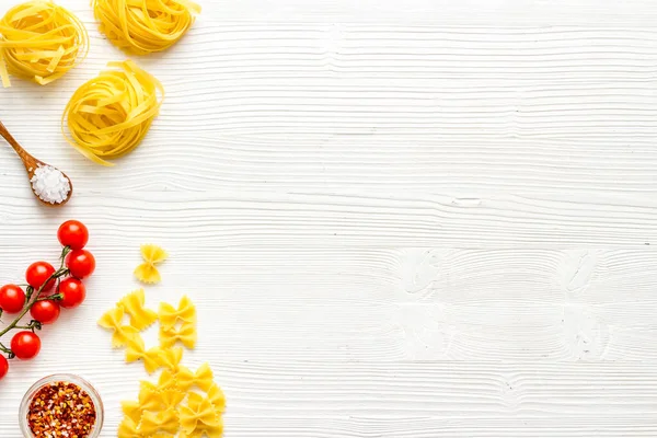 İtalyan makarnası pişirmek için gerekli malzemelerle birlikte fetuccine.