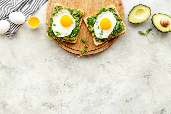 Yumurtalı, avokado kremalı ve ıspanaklı sandviç.