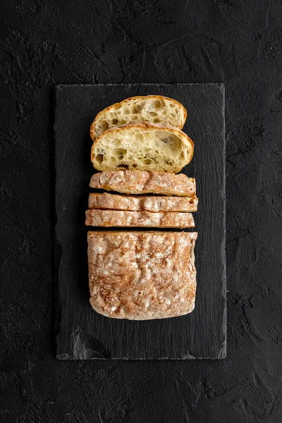 Kesme tahtasında taze kesilmiş ekmek dilimi, üst görünüm