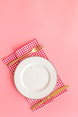 Sofra takımı ve peçeteyle hazırlanmış. Üst görünüm