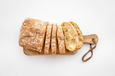 Kesme tahtasında dilimlenmiş boncuk ciabatta, üst görünüm.