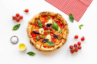 Domates peynirli ve fesleğenli ev yapımı İtalyan pizzalı margherita.