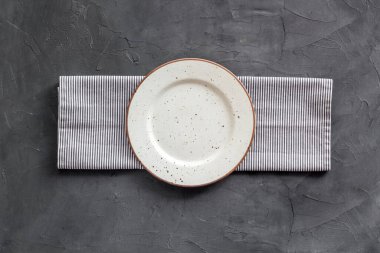 Akşam yemeği için boş tabağı peçeteye koy. Genel Görünüm