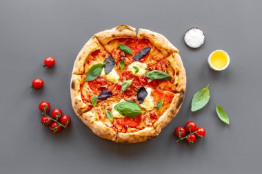 Pizza margherita pişirmek için malzemeler, üst manzara.