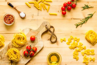 Malzemeli Fettuccine makarna - domates zeytinyağı ve bitkiler