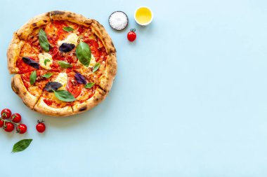 Pizza yapmak için yemek malzemeleri - domates peyniri ve fesleğen