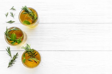 Bir sürü soğuk çay ve biberiyeli limonata.