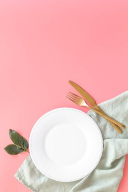 Masa örtüsü üst görünümü olan boş masa takımı. Tabak çatal ve bıçak peçeteye.