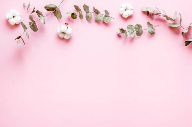 Okaliptüs yaprakları ve pamuk çiçekleri deseni düz yatıyordu.