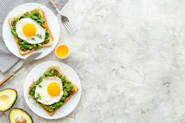 Avokado yumurtalı Sadwich ve kızarmış ekmeğin üzerinde ıspanak.