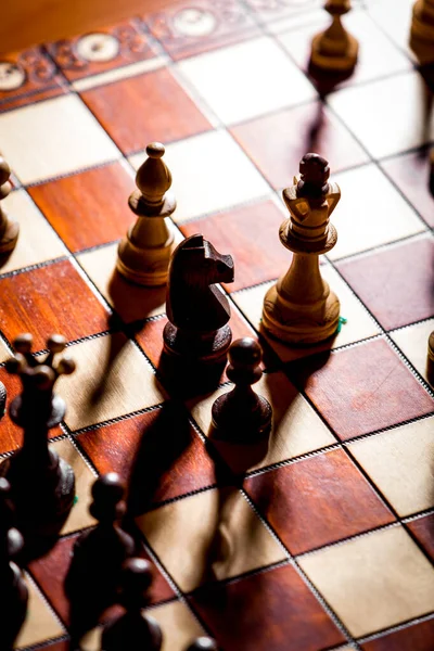 Schackbräde och schackpjäser under spelets gång — Stockfoto