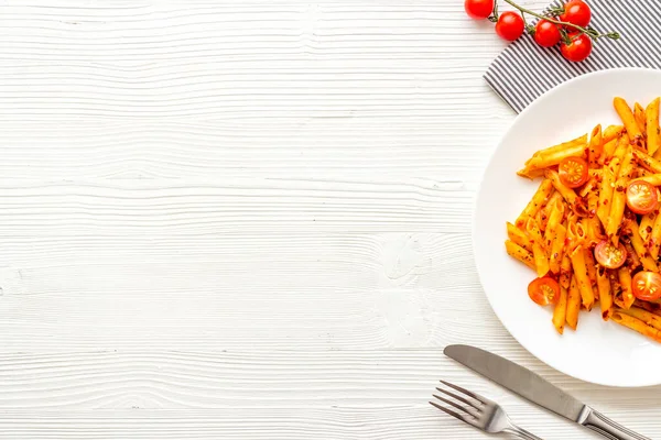 Massa italiana cozida em prato com molho de tomate e ervas — Fotografia de Stock