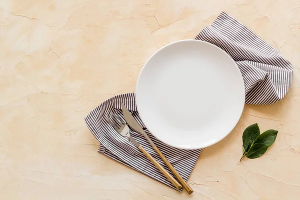 Set di piatti da pranzo con posate e tovagliolo. Vista dall'alto — Foto Stock