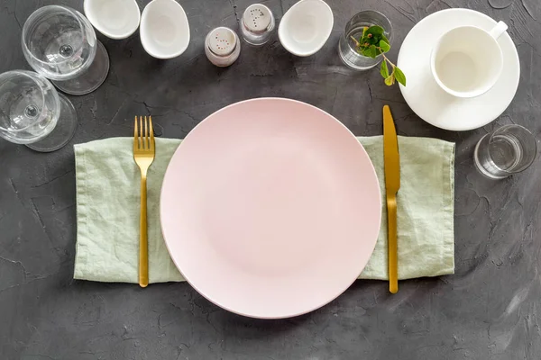 Çanak çömlek seti - Tabaklar ve bardaklarla akşam yemeği için sofra — Stok fotoğraf