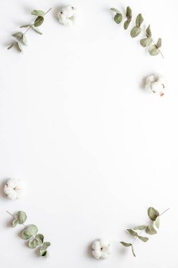 Çiçek desenini okaliptüs yaprakları ve dallarıyla çerçevele