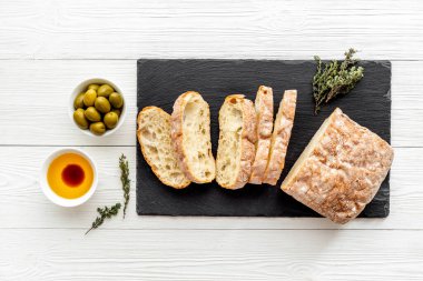 Zeytinyağı ve balzamik sirkeli ekmek. İtalyan yemeği aperatifi