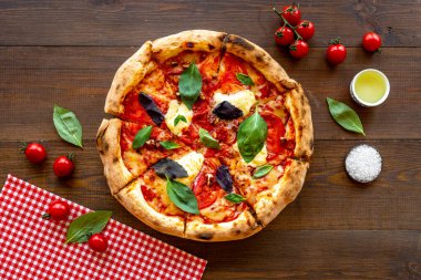 Domates peynirli ve fesleğenli ev yapımı İtalyan pizzalı margherita.