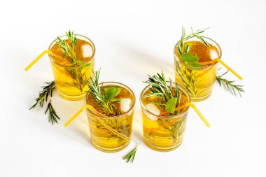 Soğuk çay ve bardakta biberiye ile taze yaz kokteyli.