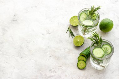 Limon dilimleri, salatalık ve biberiyeli taze soğuk kokteyl.