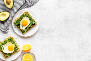 Avokado ve sahanda yumurtalı tost. Sağlıklı kahvaltı.
