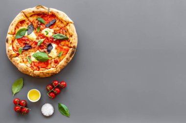 Pizza margherita pişirmek için malzemeler, üst manzara.