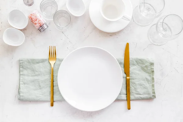 Speiseteller mit Besteck und Serviette. Ansicht von oben — Stockfoto