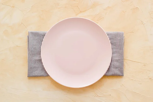 Tischdecken zum Abendessen. Leerer Teller auf Serviette - Geschirr von oben — Stockfoto