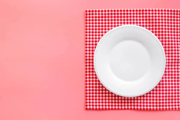 Tischdekoration von oben. Leerer Teller auf Serviette - Geschirr zum Abendessen — Stockfoto