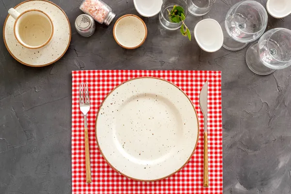 Geschirr-Set mit leerem Teller mit Geschirr und Gläsern auf Serviette — Stockfoto