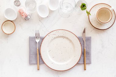 Yukarıdan manzaralı yemek takımı - çatal bıçak ve peçeteli tabak