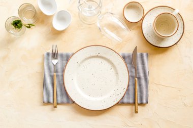 Çanak çömlek seti - Tabaklar ve bardaklarla akşam yemeği için sofra