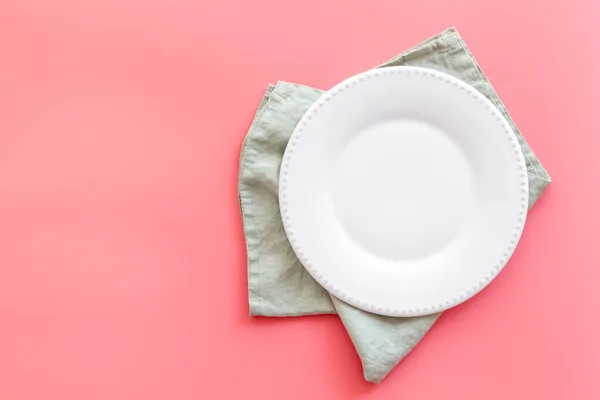 Tischdecken zum Abendessen. Leerer Teller auf Serviette - Geschirr von oben — Stockfoto